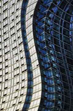 扭曲的玻璃钢摩天大楼结构