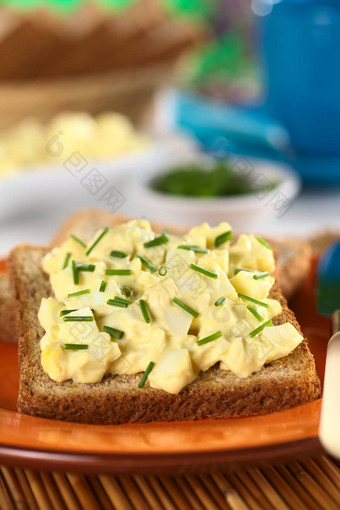 蛋沙拉细香葱烤面包面包