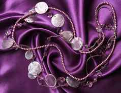 白色珍珠淡紫色丝绸背景