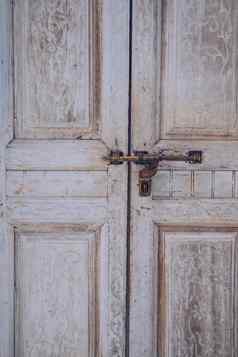 古董木通过复古的金属锁定处理锁