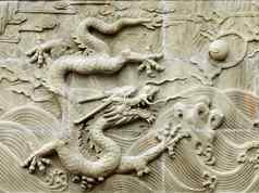 中国人传统的龙的救援雕塑