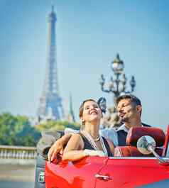 快乐微笑夫妇车浪漫巴黎