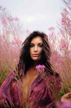 女人紫罗兰色的花