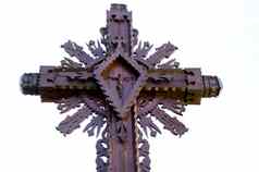 雕刻木交叉被钉在十字架上耶稣孤立的
