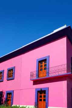 墨西哥粉红色的房子外观木门