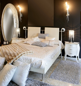 卧室现代银椭圆形镜子白色床上