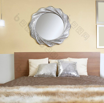 卧室现代银镜子假的皮毛毯子