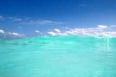 蓝色的绿松石波加勒比海水泡沫