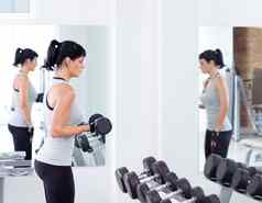 女人重量培训设备体育运动健身房