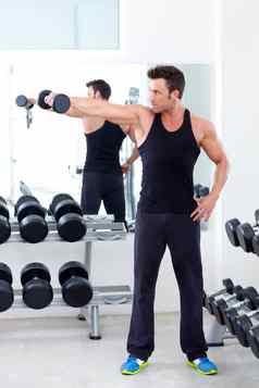 男人。重量培训设备体育运动健身房