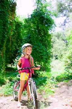 孩子们女孩骑自行车户外森林微笑