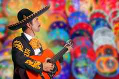 联合墨西哥流浪乐队玩吉他色彩斑斓的模糊