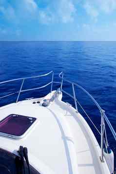 船弓航行蓝色的地中海海