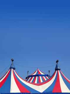 马戏团帐篷蓝色的天空色彩斑斓的条纹