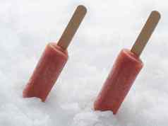红色的冰棒棒糖白色背景