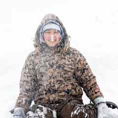 男孩冬天肖像降雪