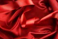丰富的红色的颜色缎织物丝带