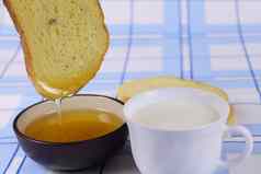 玉米面包蜂蜜牛奶亚麻蓝色的餐巾