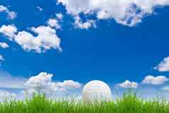 高尔夫球球绿色草蓝色的天空