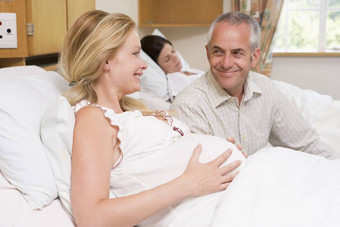 怀孕了女人丈夫医院微笑