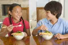 年轻的孩子们吃中国人食物餐厅房间微笑