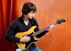 英国独立流行岩石年轻的音乐家吉他球员