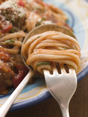 意大利面番茄酱汁扭曲的叉