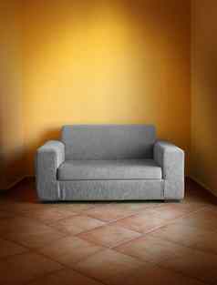 灰色的沙发黄色的墙