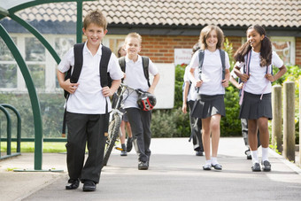 学生离开学校自行车