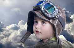 可爱的婴儿梦想飞行员飞行员装他