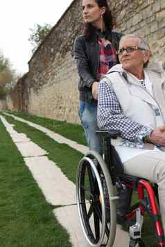 年轻的女人推上了年纪的夫人轮椅