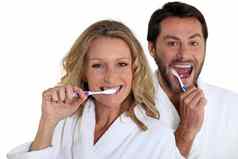 夫妇浴袍清洁牙齿