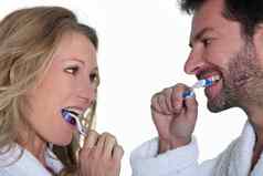 男人。女人刷牙牙齿