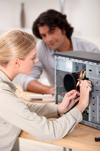 女技术员修复电脑