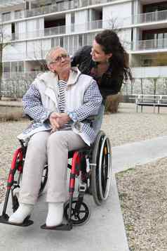 年轻的女人推上了年纪的女人轮椅