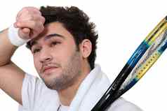 网球球员擦拭汗水眉毛