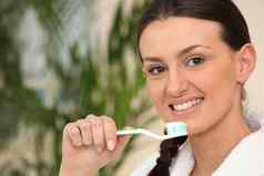 棕色头发的女人刷牙牙齿