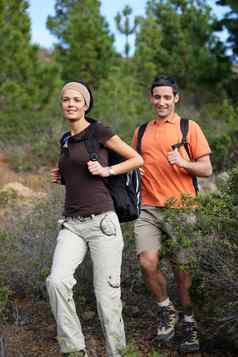 年轻的夫妇徒步旅行森林
