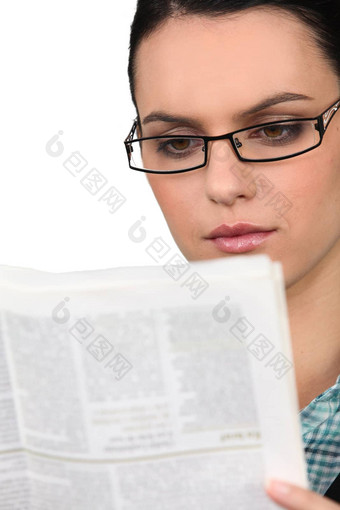 年轻的女人眼镜阅读报纸