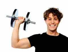 强大的肌肉发达的年轻的男人。提升重量