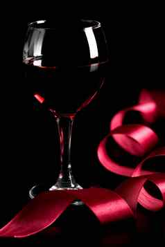 玻璃红色的酒红色的丝带黑色的背景