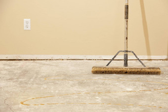 混凝土房子地板上扫帚准备好了地板安装