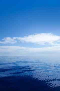 蓝色的平静海水云镜子表面
