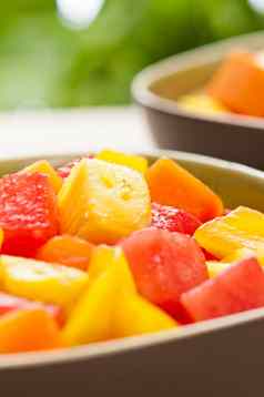 碗混合热带水果沙拉
