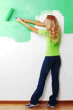 女人油漆墙