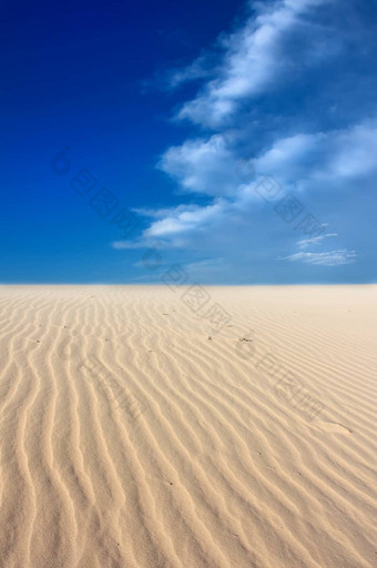 被<strong>风吹</strong>的<strong>沙子</strong>沙丘蓝色的天空