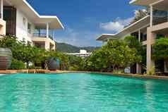 酒店天蓝色的游泳池棕榈树