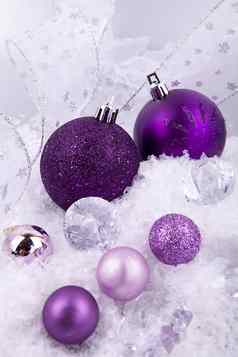 美丽的圣诞节装饰紫色的银白色雪