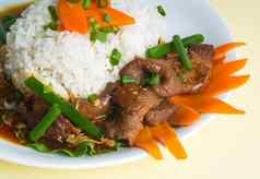牛肉用旺火炒的菜蔬菜大米
