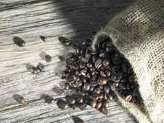 咖啡豆子饱经风霜的木